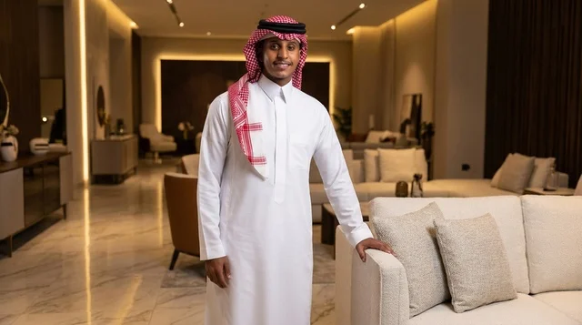 رجل سعودي بالزي التقليدي في صالة معيشة عصرية