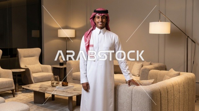 رجل سعودي في معرض مفروشات وتصميم داخلي حديث