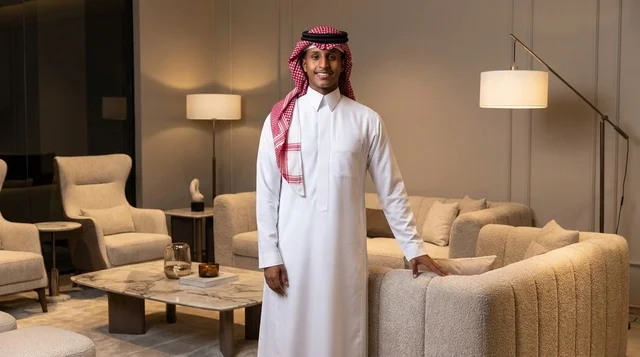 رجل سعودي في معرض مفروشات وتصميم داخلي حديث