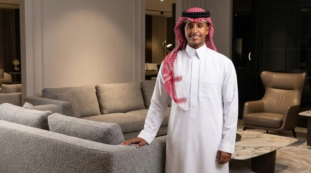 رجل سعودي في معرض مفروشات وتصميم داخلي حديث