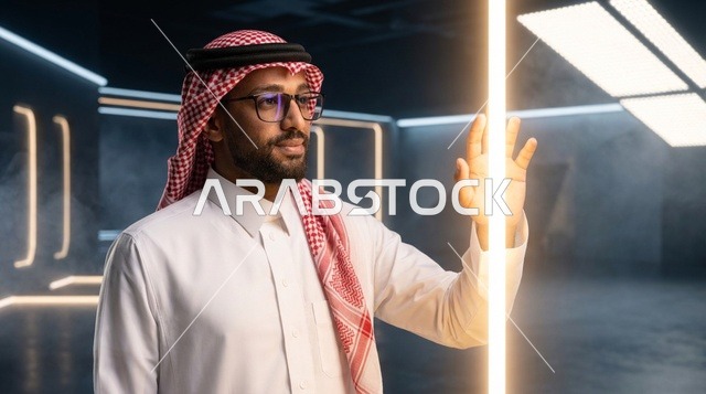 رجل سعودي يتفاعل مع شعاع ضوئي مستقبلي في بيئة تقنية