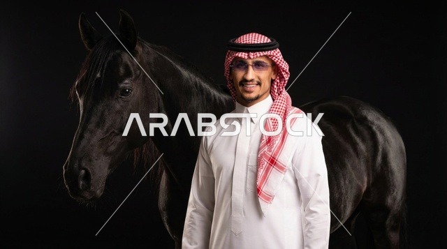 رجل سعودي مع خيل عربي في بورتريه استوديو