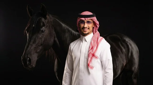 رجل سعودي مع خيل عربي في بورتريه استوديو