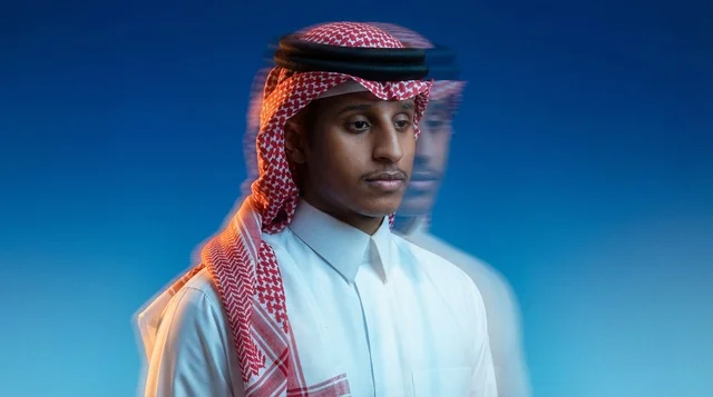 رجل سعودي بالثوب التقليدي مع تأثير ضبابية الحركة