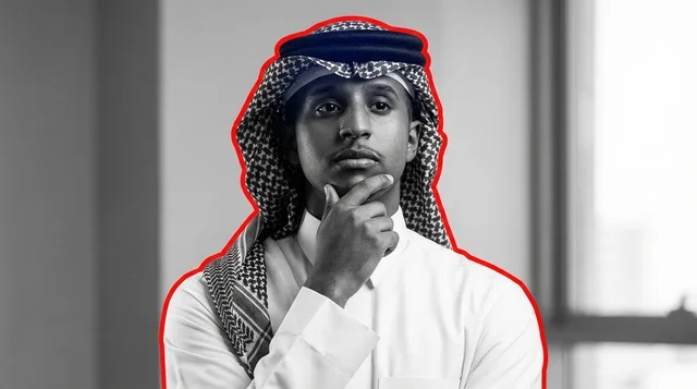 رجل سعودي بالزي التقليدي في وضعية تفكير