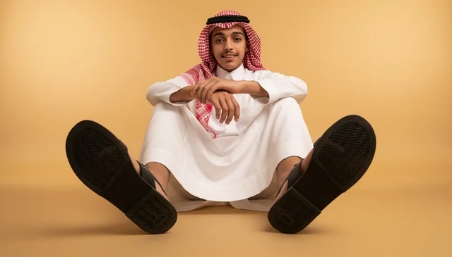 شاب سعودي بالزي التقليدي يجلس في الاستوديو