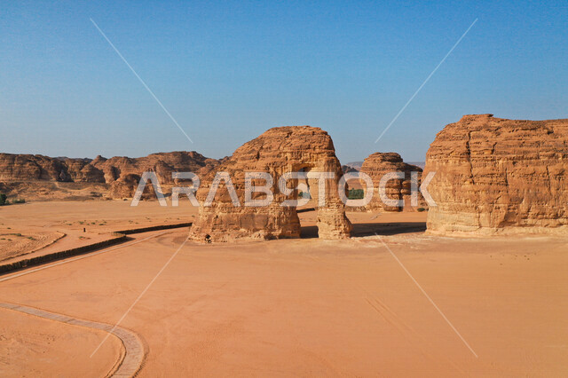 صورة إبداعية لصخرة الفيل في العلا بالمملكة العربية السعودية ، جمال التكوينات الصخرية الطبيعية في محافظة العلا ، صخرة الفيل في العلا ، بلدة العلا القديمة ، المعالم التاريخية والأثرية القديمة في العلا بالسعودية ، السياحة في السعودية