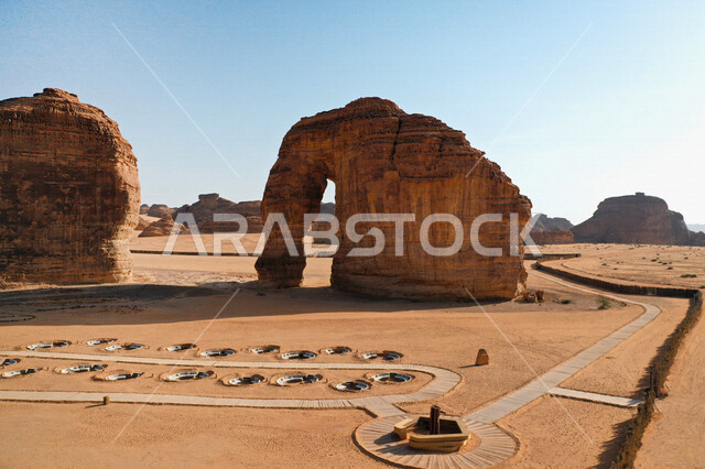 صورة إبداعية لصخرة الفيل في العلا بالمملكة العربية السعودية ، جمال التكوينات الصخرية الطبيعية في محافظة العلا ، صخرة الفيل في العلا ، بلدة العلا القديمة ، المعالم التاريخية والأثرية القديمة في العلا بالسعودية ، السياحة في السعودية