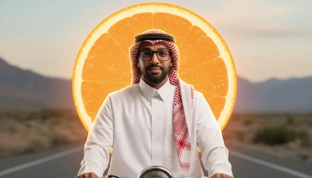 رجل سعودي على دراجة نارية مع قرص برتقال في الصحراء