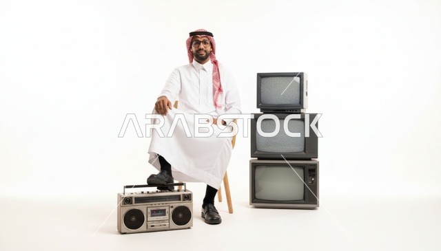 رجل سعودي مع أجهزة تلفاز وراديو قديمة
