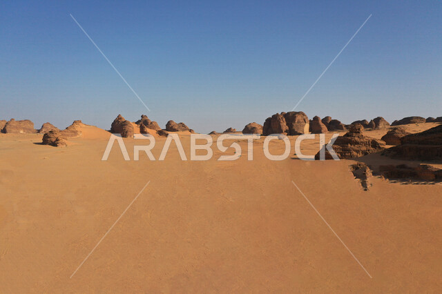 صورة جمالية لأشكال صخرية في محافظة العلا بالمملكة العربية السعودية ، جمال التكوينات الصخرية الطبيعية في مدينة العلا ، السياحة في السعودية ، معالم تاريخية أثرية سياحية في السعودية ، الطبيعة الصحراوية في محافظة العلا