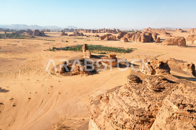 صورة جمالية لأشكال صخرية في محافظة العلا بالمملكة العربية السعودية ، جمال التكوينات الصخرية الطبيعية في مدينة العلا ، السياحة في السعودية ، معالم تاريخية أثرية سياحية في السعودية ، الطبيعة الصحراوية في محافظة العلا