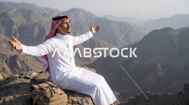 رجل سعودي على قمة جبل بملابس تقليدية
