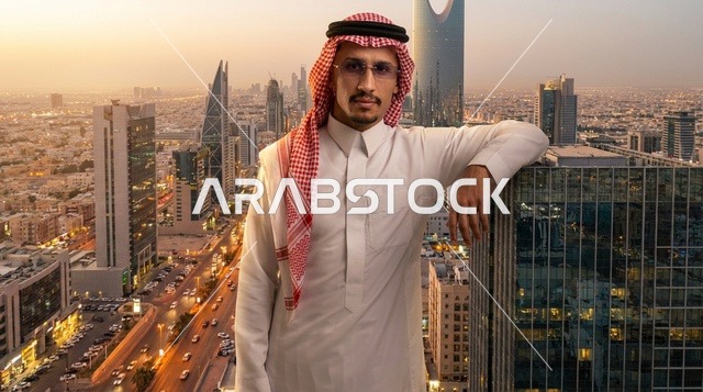 رجل سعودي في أفق مدينة الرياض وقت الغروب