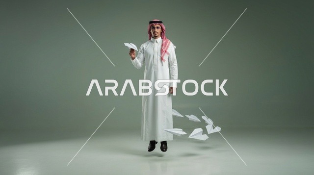 رجل سعودي بالثوب يطير مع طائرات ورقية