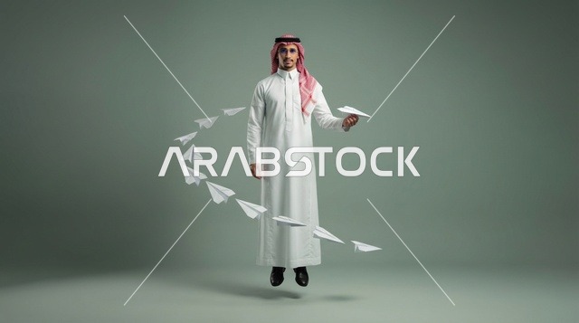 رجل سعودي مع طائرات ورقية في استوديو
