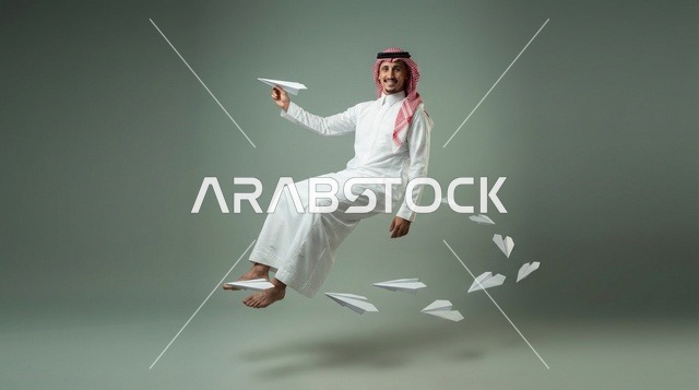 رجل سعودي يطير مع طائرات ورقية في استوديو