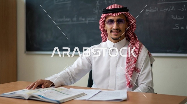 معلم سعودي بالزي التقليدي داخل فصل دراسي