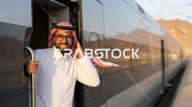 رجل سعودي يقف عند باب قطار السريع