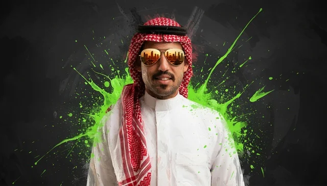 رجل سعودي بالزي التقليدي مع بقعة طلاء خضراء