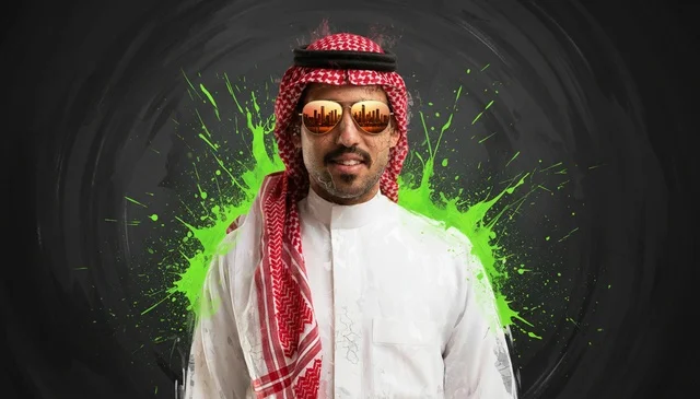 رجل سعودي بالثوب والشماغ مع خلفية فنية خضراء
