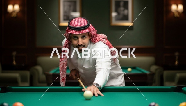 رجل سعودي يرتدي الثوب التقليدي يلعب البلياردو في النادي
