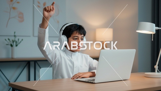 طفل سعودي بالثوب يستخدم الحاسوب للتعليم عن بعد