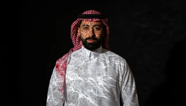 رجل سعودي بالزي التقليدي مع تأثيرات ضوء تموجات الماء