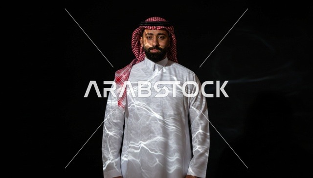رجل سعودي بالزي التقليدي مع انعكاسات ضوئية