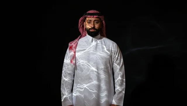 رجل سعودي بالزي التقليدي مع انعكاسات ضوئية
