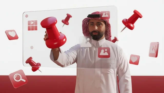 رجل سعودي يتفاعل مع واجهة رقمية افتراضية