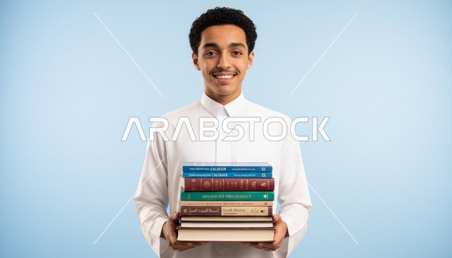طالب سعودي بالثوب الأبيض يحمل مجموعة كتب