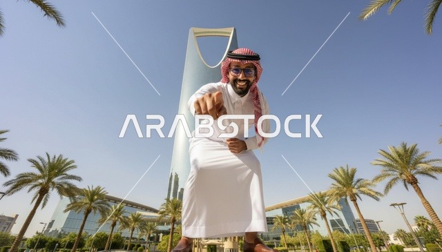 رجل سعودي أمام برج المملكة في الرياض زاوية منخفضة