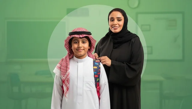أم سعودية وابنها في موسم العودة للمدارس بالزي التقليدي