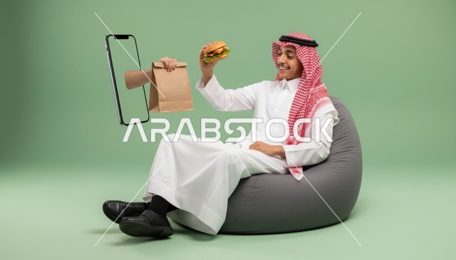 شاب سعودي يطلب الطعام عبر تطبيق الهاتف الذكي