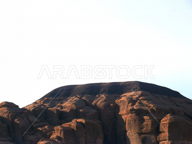 صورة إبداعية لجبل الحوارة في محافظة العلا بالمملكة العربية السعودية ، أماكن سياحية بالسعودية ، معالم تاريخية وأثرية قديمة في بلدة العلا القديمة ، المناطق الصحراوية في محافظة العلا ، المرتفعات الجبلية والتكوينات الصخرية الطبيعية بالعلا