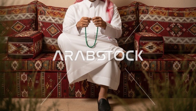 رجل سعودي بسبحة في مجلس عربي تقليدي