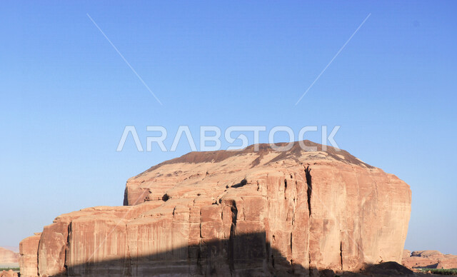 صورة إبداعية لجبل الحوارة في محافظة العلا بالمملكة العربية السعودية ، أماكن سياحية بالسعودية ، معالم تاريخية وأثرية قديمة في بلدة العلا القديمة ، المناطق الصحراوية في محافظة العلا ، المرتفعات الجبلية والتكوينات الصخرية الطبيعية بالعلا