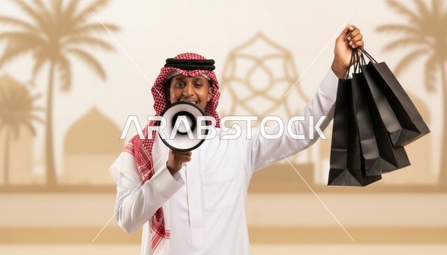 رجل سعودي يحمل مكبر صوت وأكياس تسوق سوداء للإعلانات