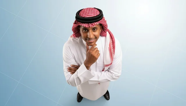 رجل سعودي يرتدي الثوب التقليدي من منظور زاوية علوية