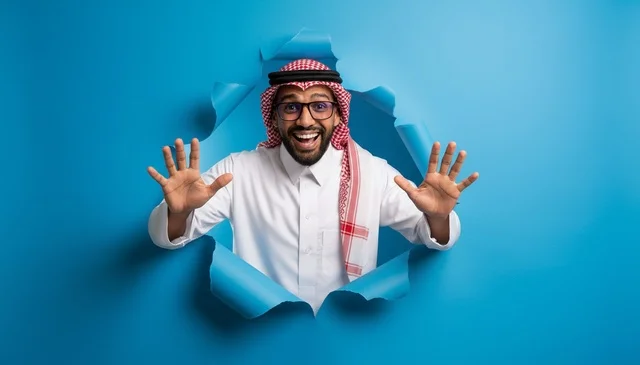 رجل سعودي متحمس ينظر من خلال ورق أزرق ممزق
