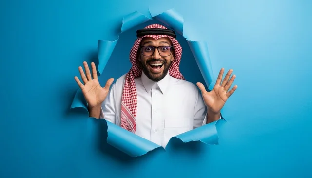 رجل سعودي متحمس خلف خلفية ورقية زرقاء ممزقة
