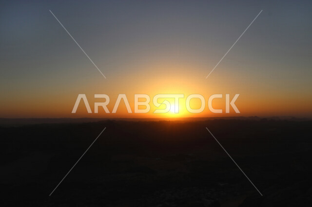 صورة إبداعية ظلية لقرية العلا التراثية شمال غرب المملكة العربية السعودية ، منظر علوي لمدينة العُلا والجبال المحيطة بها وقت الغروب ، أماكن سياحية في السعودية ، المعالم التاريخية والآثرية القديمة في بلدة العلا القديمة ، الحضارة العربية القديمة