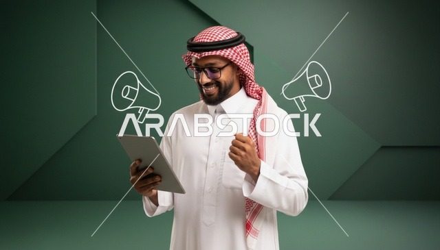 رجل سعودي يستخدم جهاز لوحي مع أيقونات إعلان