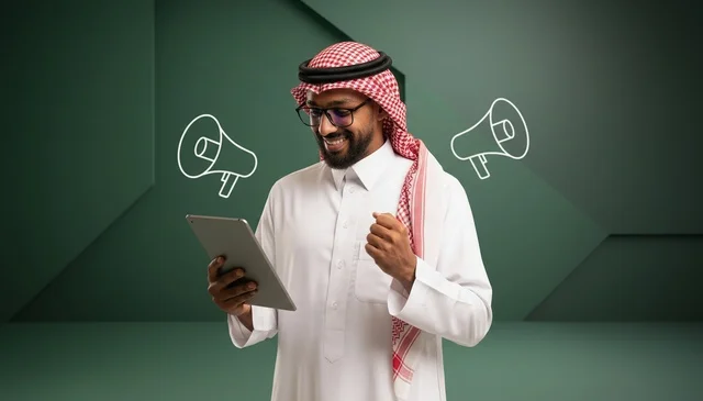 رجل سعودي يستخدم جهاز لوحي مع أيقونات إعلان