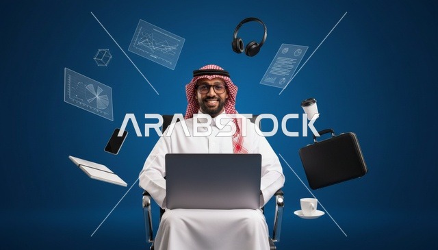 رجل أعمال سعودي مع كمبيوتر محمول وأيقونات رقمية طافية