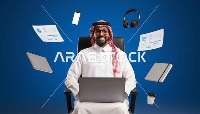 رجل سعودي مع لابتوب وعناصر مكتبية رقمية