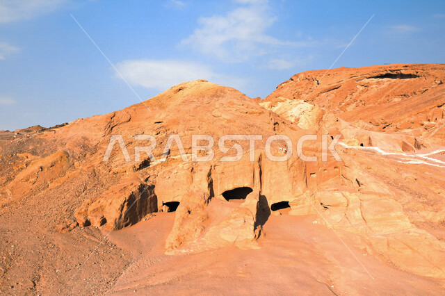 مدائن النبي شعيب في مدينة البدع ( مدين ) شمال السعودية ، البيوت والمعابد الأثرية المنحوتة في الصخور ، مغاير شعيب في مدينة البدع في منطقة تبوك في المملكة العربية السعودية ، المعالم الاثرية السياحية في السعودية