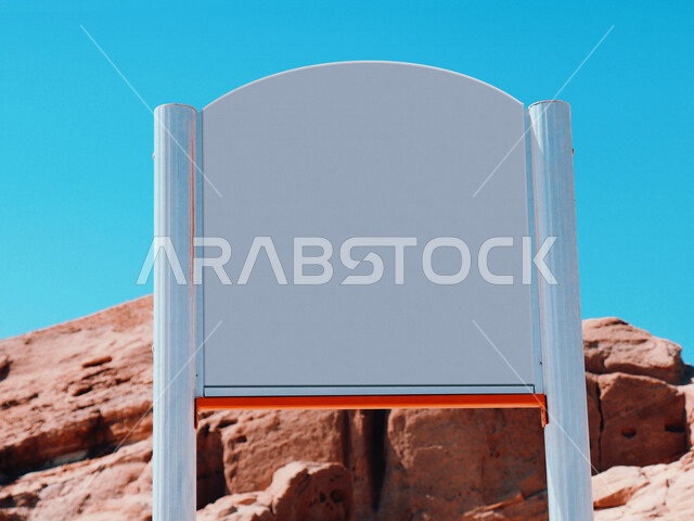 صورة للوحة اعلانية بيضاء فارغة بالقرب من مدائن النبي شعيب في مدينة مدين شمال السعودية ، البيوت والمعابد الأثرية المنحوتة في الصخور ، مغاير شعيب في مدينة البدع في منطقة تبوك في المملكة العربية السعودية ، المعالم الاثرية السياحية في السعودية