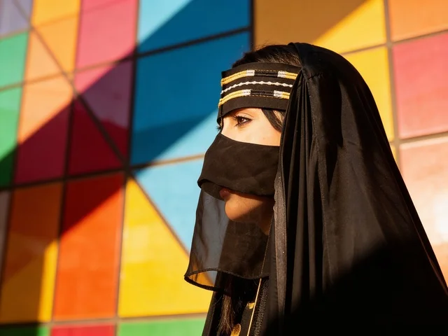 امرأة سعودية بالنقاب التقليدي وعصابة الرأس